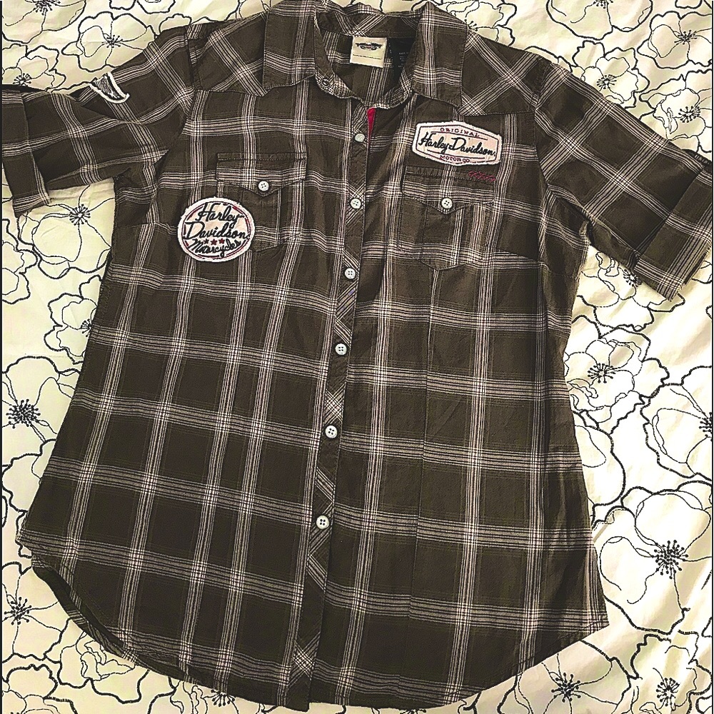 HD 3/4 roll sleeve olive green plaid cotton shirt. Size M. Lots of HD patches.